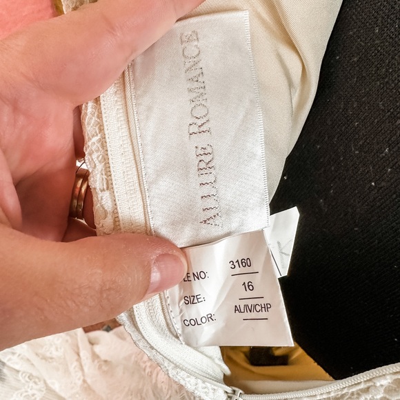 Brand new Allure #3160, new with tags, new wedding dress size 16, boho dress - Picture 13 of 14